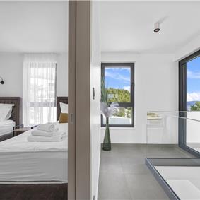 4-Bedroom Villa with heated pool and sea view, near Podstrana, sleeps 8